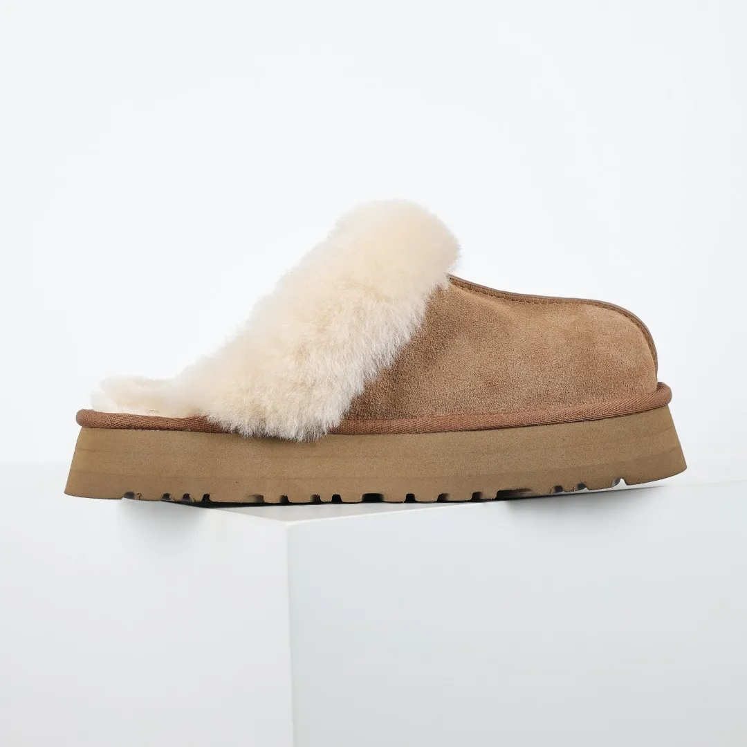 Pick up locally 💰520 Core recommendation with good price In recent years, uug has launched a series of styles, which are partially geared towards the preferences of young consumers and have also moved to the forefront of fashion trends. Shoe body material: water-repellent coated suede upper, 17mm UGGPURE™ implanted wool insole, lightweight non-slip and comfortable rubber outsole, with brand LOGO and trademark, with full packaging Size: 35 36 37 38 39 40